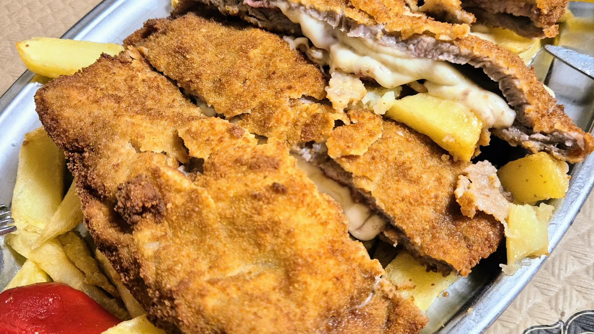 Cachopo de cecina y queso de cabra