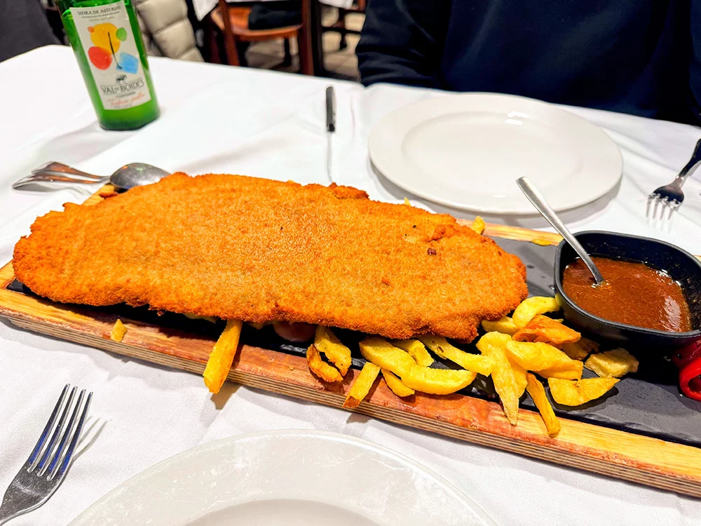El mejor cachopo de Gijón servido en tabla con salsa